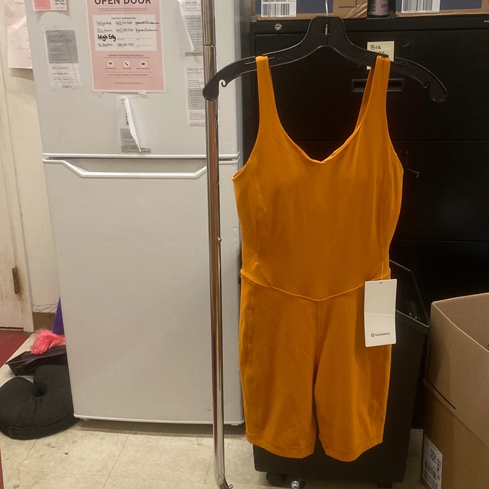 Lululemon bodysuit Size 6. Super comfy and cute! Just don’t like the color on me